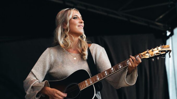 Emma Svensson har släppt singeln "Runs In The Family"