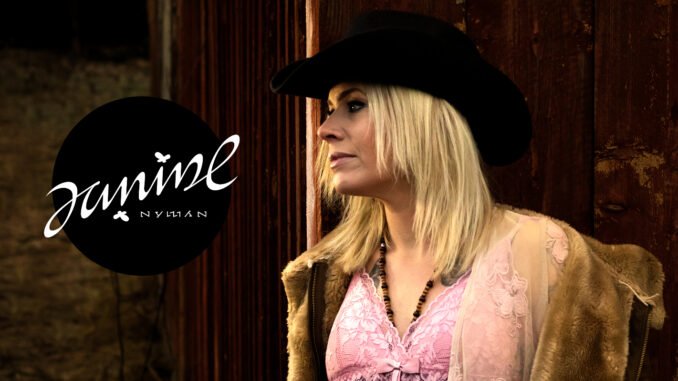 Janine Nyman har debuterat som countryartist med singeln "Stay a Little Longer"