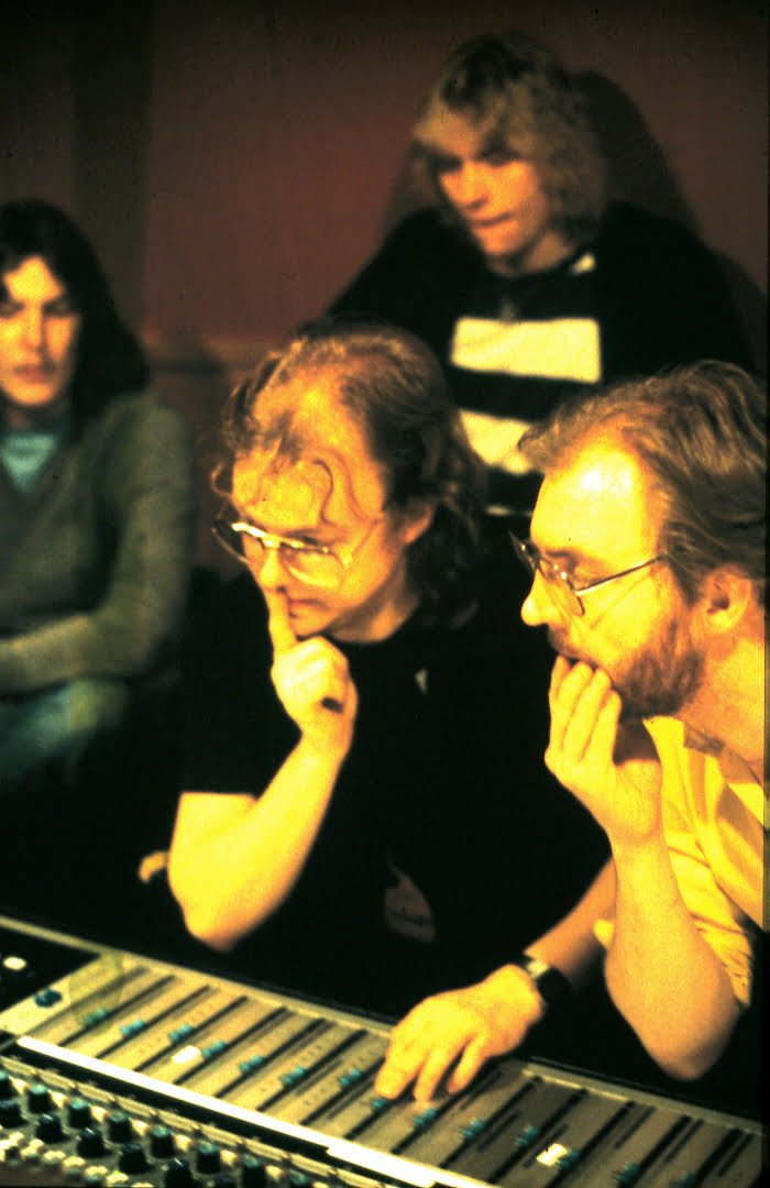 Producenten Lasse Lindbom, teknikern Björne Boström och några killar i Johnny Pilot.