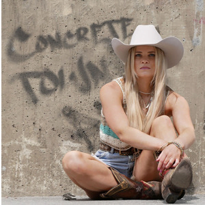 Musiknyheter Country Juli 2023: Den svenska countryartisten Lisa Björck har släppt singeln "Concrete Town". Lisa är uppvuxen i Huskvarna.  Lisa Björck is a Swedish countryartist. She has recently released a singel, "Concrete Town"