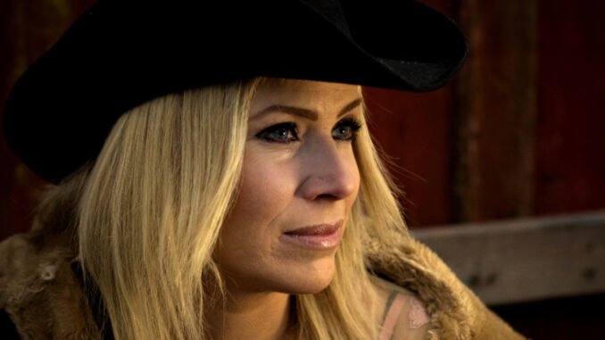 Janine Nyman medverkade i Idol 2010. 2014 startade hon rockbandet Violet Janine. Nu har hon debuterat som countryartist & även startat en countryklubb